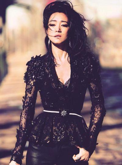 巩俐最新生活照,优雅魅力依旧不减当年